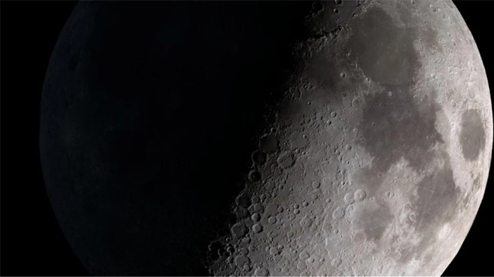 H NASA βρήκε νερό στη σκοτεινή πλευρά του φεγγαριού (εικόνα)